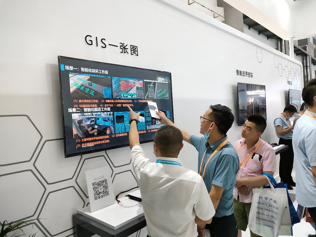 在華為聯(lián)合展臺與客戶交流.jpg 在華為聯(lián)合展臺與客戶交流.jpg